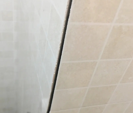 深圳市瓷砖空鼓维修公司分享阳台瓷砖脱落的修复过程可以分为以下几个步骤