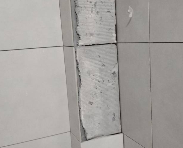 深圳市瓷砖空鼓维修公司分享下瓷砖施工前基层浇水润湿程度不足，可能导致以下问题