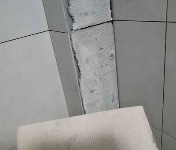 深圳市瓷砖空鼓维修公司分享下厨房瓷砖脱落的补救措施。
